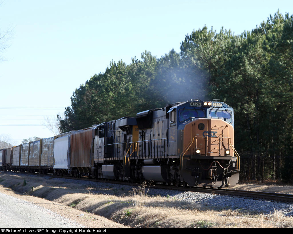 CSX 4726 leads train F728 towards the yard